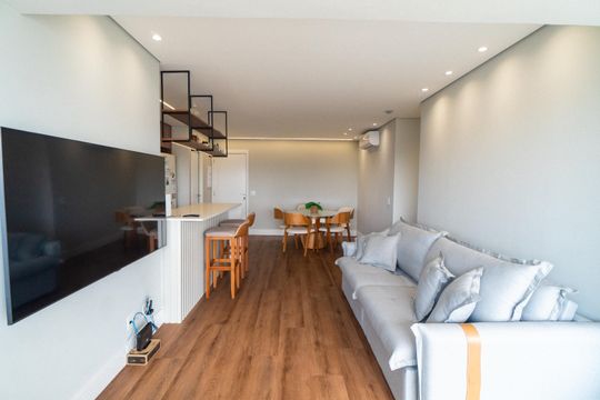 Apartamento mobiliado com 3 quartos, piscina, churrasqueira e varanda na Vila Clementino, para comprar. — Sala