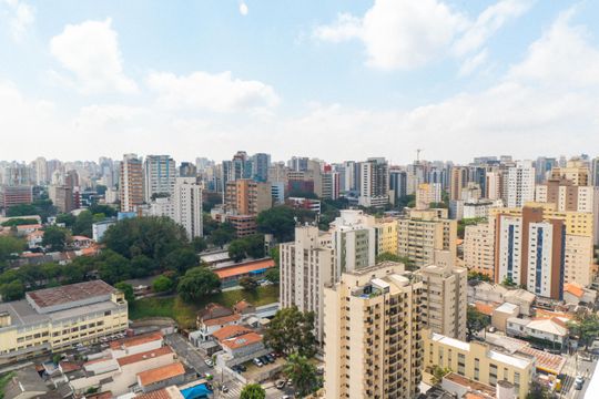 Apartamento mobiliado com 3 quartos, piscina, churrasqueira e varanda na Vila Clementino, para comprar. — Vista da Sacada da Sala