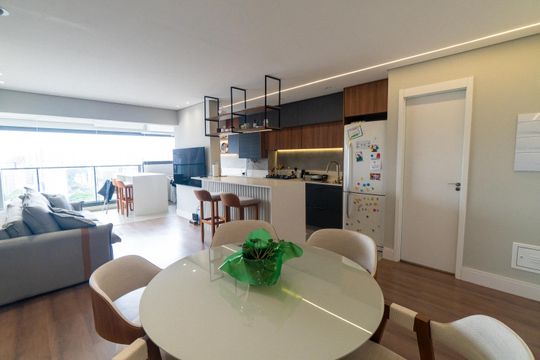 Apartamento mobiliado com 3 quartos, piscina, churrasqueira e varanda na Vila Clementino, para comprar. — Sala