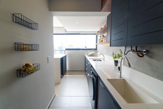 Apartamento mobiliado com 3 quartos, piscina, churrasqueira e varanda na Vila Clementino, para comprar. — Cozinha e Área de Serviço
