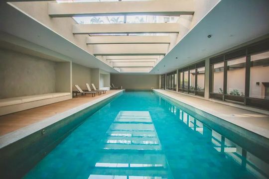 Apartamento mobiliado com 3 quartos, piscina, churrasqueira e varanda na Vila Clementino, para comprar. — Piscina Coberta