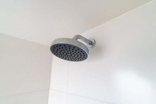 Apartamento mobiliado com 3 quartos, piscina, churrasqueira e varanda na Vila Clementino, para comprar. — Banheiro da Suíte Detalhe