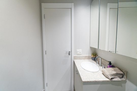 Apartamento mobiliado com 3 quartos, piscina, churrasqueira e varanda na Vila Clementino, para comprar. — Banheiro Social
