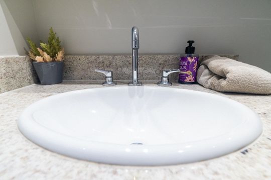 Apartamento mobiliado com 3 quartos, piscina, churrasqueira e varanda na Vila Clementino, para comprar. — Banheiro Social Detalhe