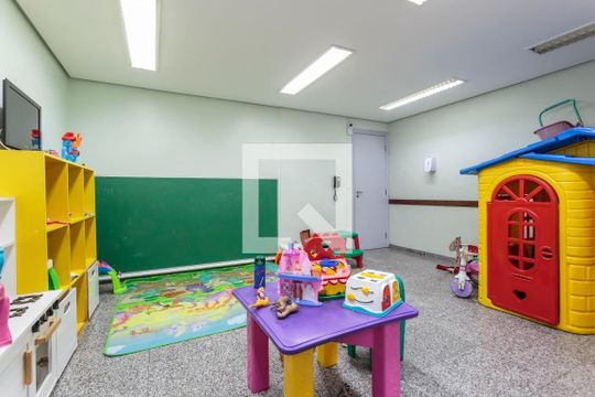 Casa em condomínio para comprar em Indianópolis com 3 suítes e varanda. — Brinquedoteca