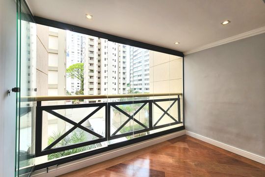 Casa em condomínio para comprar em Indianópolis com 3 suítes e varanda. — Varanda da Sala