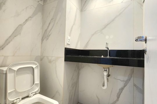 Casa em condomínio para comprar em Indianópolis com 3 suítes e varanda. — Lavabo