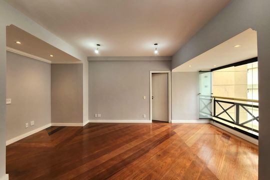 Casa em condomínio para comprar em Indianópolis com 3 suítes e varanda. — Sala