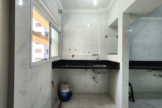 Casa em condomínio para comprar em Indianópolis com 3 suítes e varanda. — Área de Serviço