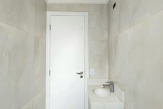 Casa em condomínio para comprar em Indianópolis com 3 suítes e varanda. — Banheiro da Suíte 2