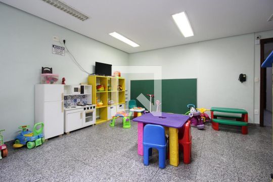 Casa em condomínio para comprar em Indianópolis com 3 suítes e varanda. — Brinquedoteca