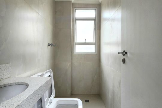 Casa em condomínio para comprar em Indianópolis com 3 suítes e varanda. — Banheiro da Suíte 2