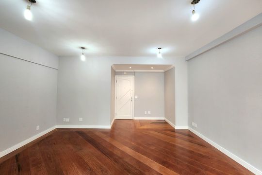 Casa em condomínio para comprar em Indianópolis com 3 suítes e varanda. — Sala
