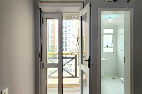 Casa em condomínio para comprar em Indianópolis com 3 suítes e varanda. — Varanda da Suíte 3
