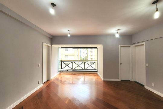Casa em condomínio para comprar em Indianópolis com 3 suítes e varanda. — foto 1