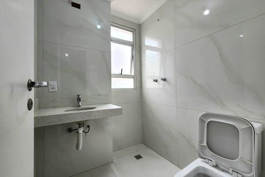 Casa em condomínio para comprar em Indianópolis com 3 suítes e varanda. — Banheiro da Suíte 3