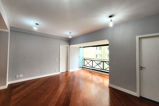 Casa em condomínio para comprar em Indianópolis com 3 suítes e varanda. — Sala