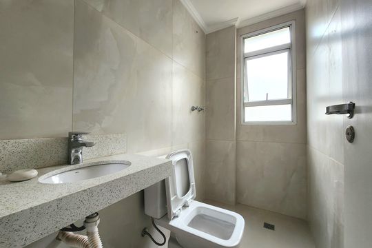 Casa em condomínio para comprar em Indianópolis com 3 suítes e varanda. — Banheiro da Suíte 2