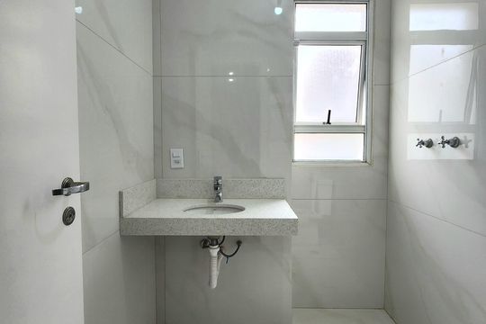 Casa em condomínio para comprar em Indianópolis com 3 suítes e varanda. — Banheiro da Suíte 3