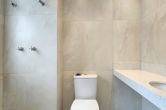 Casa em condomínio para comprar em Indianópolis com 3 suítes e varanda. — Banheiro da Suíte 1