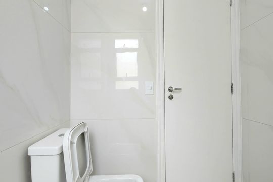 Casa em condomínio para comprar em Indianópolis com 3 suítes e varanda. — Banheiro da Suíte 3