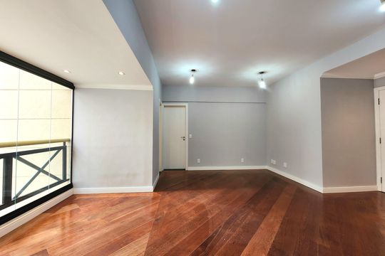 Casa em condomínio para comprar em Indianópolis com 3 suítes e varanda. — Sala