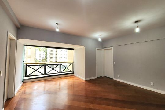 Casa em condomínio para comprar em Indianópolis com 3 suítes e varanda. — Sala