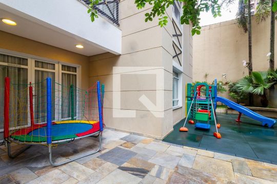 Casa em condomínio para comprar em Indianópolis com 3 suítes e varanda. — Área comum - Playground