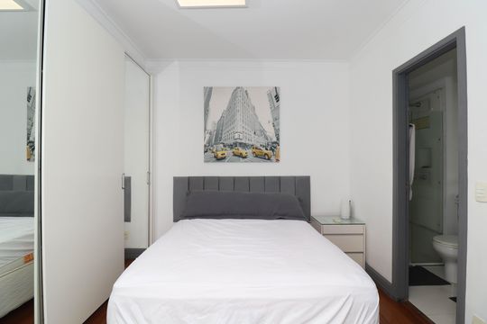 Comprar apartamento mobiliado de 2 quartos no Jardim Paulista com varanda e pets permitidos. — Suíte