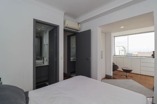 Comprar apartamento mobiliado de 2 quartos no Jardim Paulista com varanda e pets permitidos. — Suíte