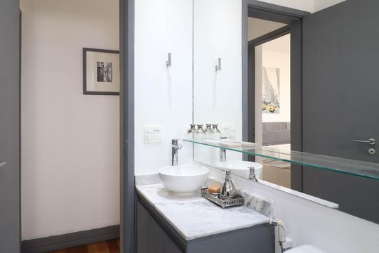 Comprar apartamento mobiliado de 2 quartos no Jardim Paulista com varanda e pets permitidos. — Banheiro