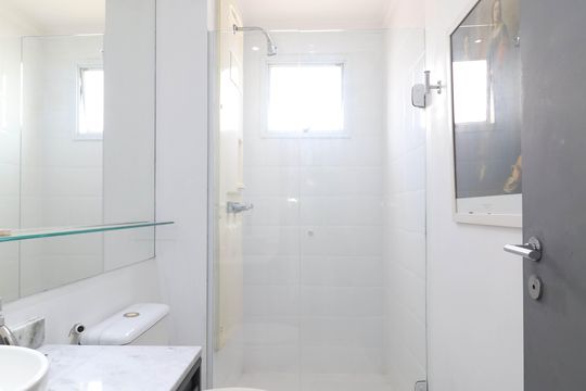 Comprar apartamento mobiliado de 2 quartos no Jardim Paulista com varanda e pets permitidos. — Banheiro