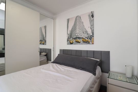 Comprar apartamento mobiliado de 2 quartos no Jardim Paulista com varanda e pets permitidos. — Suíte