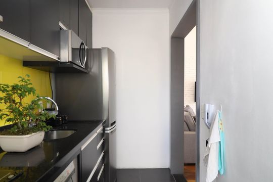 Comprar apartamento mobiliado de 2 quartos no Jardim Paulista com varanda e pets permitidos. — Cozinha