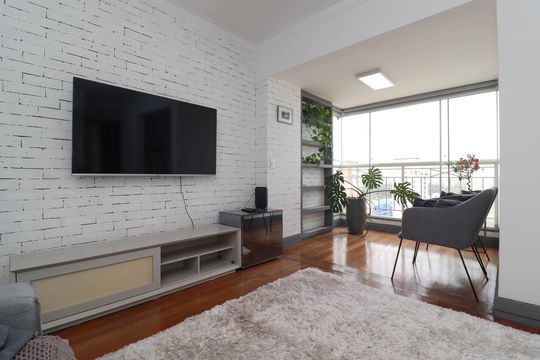 Comprar apartamento mobiliado de 2 quartos no Jardim Paulista com varanda e pets permitidos. — Sala