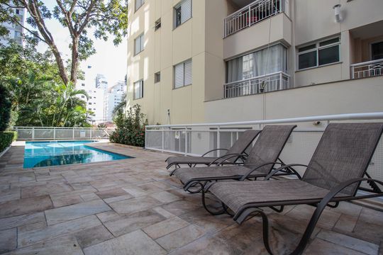 Comprar apartamento mobiliado de 2 quartos no Jardim Paulista com varanda e pets permitidos. — Piscina