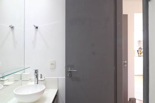 Comprar apartamento mobiliado de 2 quartos no Jardim Paulista com varanda e pets permitidos. — Banheiro da Suíte