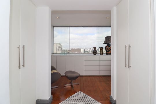 Comprar apartamento mobiliado de 2 quartos no Jardim Paulista com varanda e pets permitidos. — Suíte
