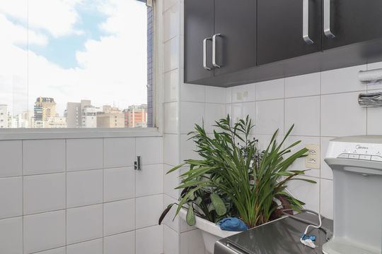 Comprar apartamento mobiliado de 2 quartos no Jardim Paulista com varanda e pets permitidos. — Área de Serviço