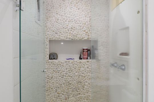 Comprar apartamento mobiliado de 2 quartos no Jardim Paulista com varanda e pets permitidos. — Banheiro da Suíte