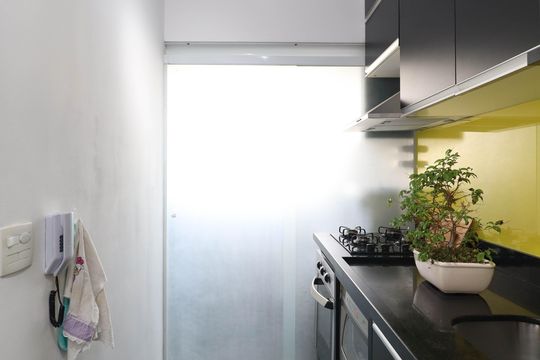 Comprar apartamento mobiliado de 2 quartos no Jardim Paulista com varanda e pets permitidos. — Cozinha