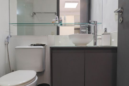 Comprar apartamento mobiliado de 2 quartos no Jardim Paulista com varanda e pets permitidos. — Banheiro da Suíte