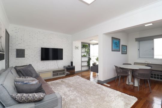 Comprar apartamento mobiliado de 2 quartos no Jardim Paulista com varanda e pets permitidos. — Sala