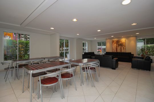 Comprar apartamento mobiliado de 2 quartos no Jardim Paulista com varanda e pets permitidos. — Área comum - Salão de festas