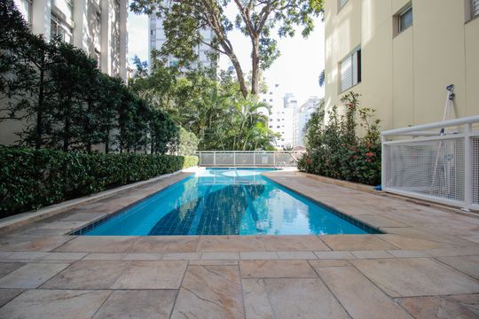 Comprar apartamento mobiliado de 2 quartos no Jardim Paulista com varanda e pets permitidos. — Piscina