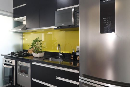 Comprar apartamento mobiliado de 2 quartos no Jardim Paulista com varanda e pets permitidos. — Cozinha