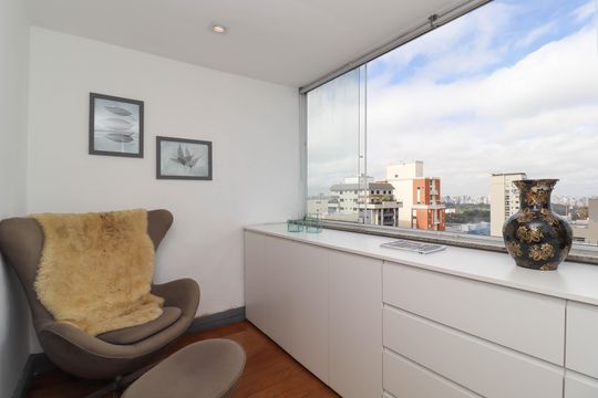 Comprar apartamento mobiliado de 2 quartos no Jardim Paulista com varanda e pets permitidos. — Suíte