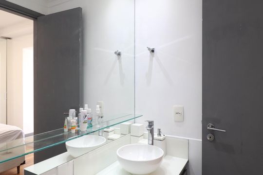 Comprar apartamento mobiliado de 2 quartos no Jardim Paulista com varanda e pets permitidos. — Banheiro da Suíte
