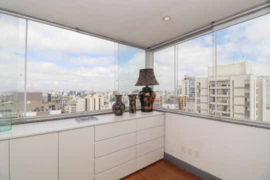 Comprar apartamento mobiliado de 2 quartos no Jardim Paulista com varanda e pets permitidos. — Suíte