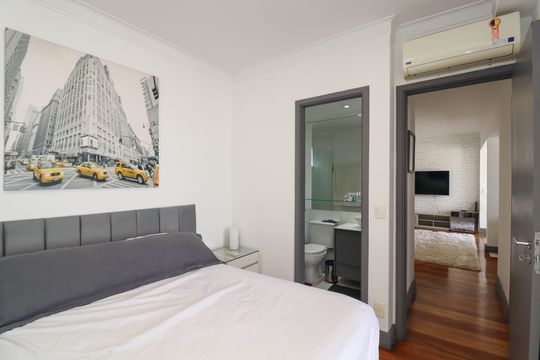 Comprar apartamento mobiliado de 2 quartos no Jardim Paulista com varanda e pets permitidos. — Suíte